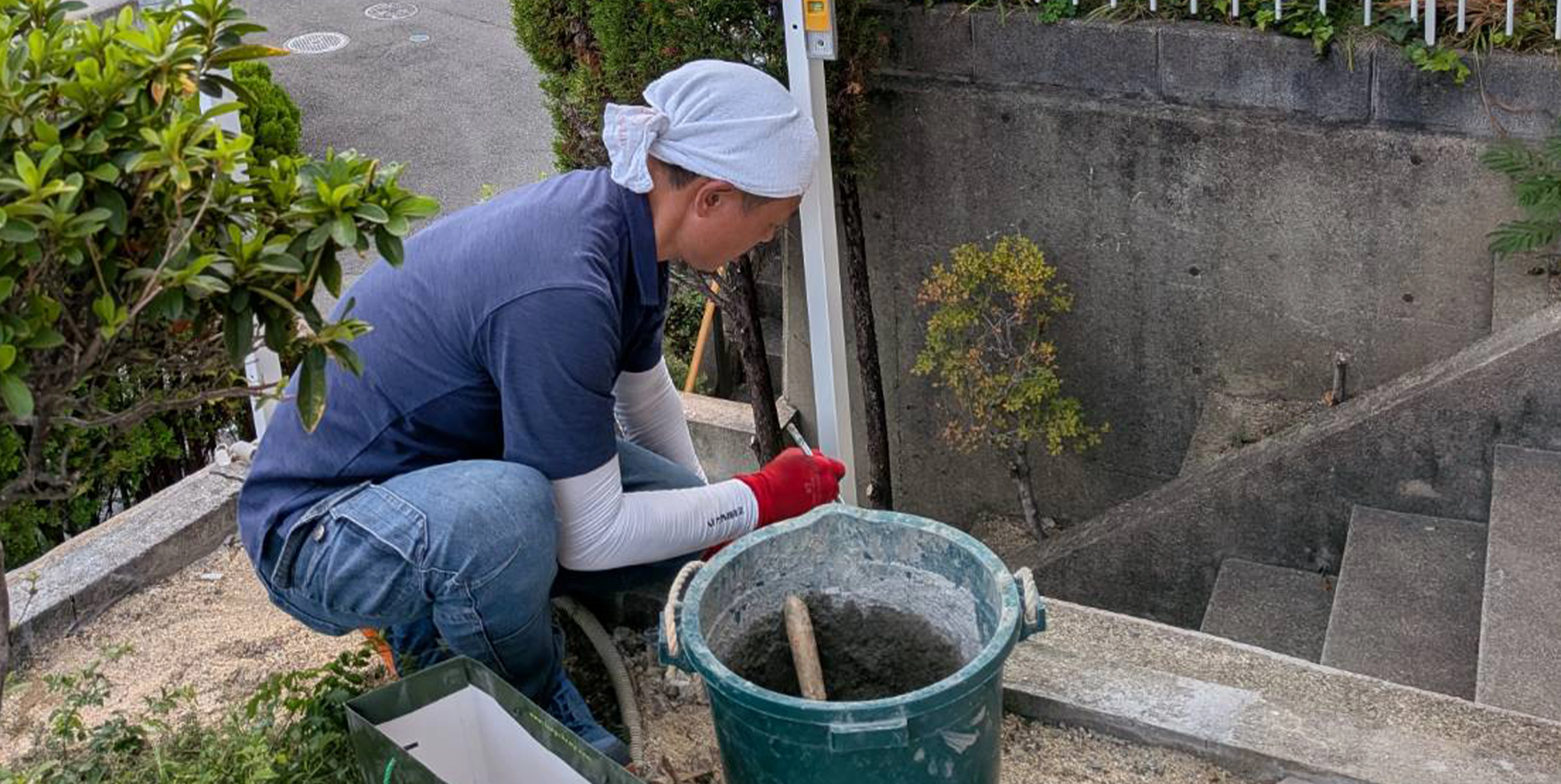 職人が壁を施工している様子