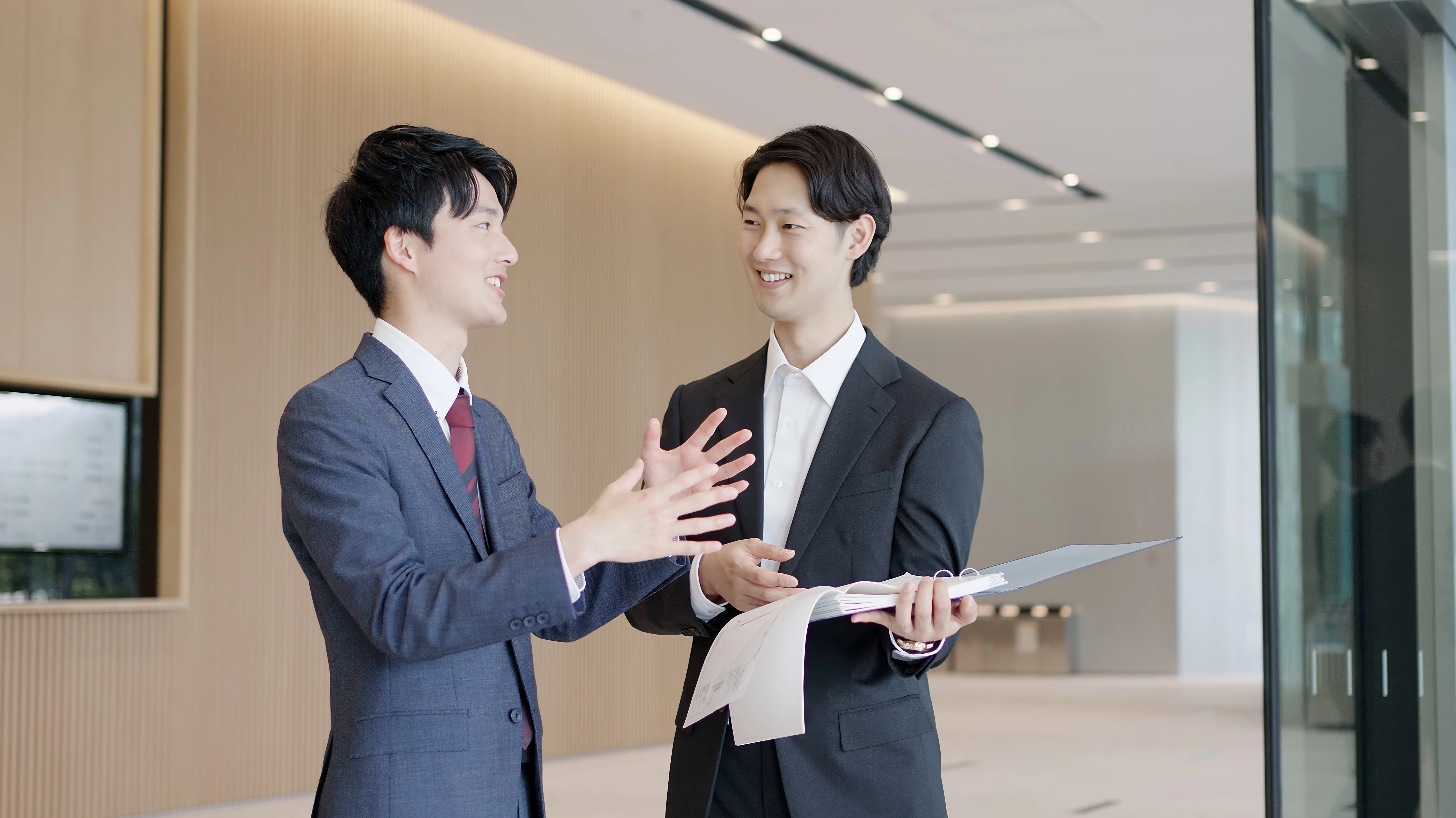 担当者がお客様と図面を見ながら打ち合わせしている様子
